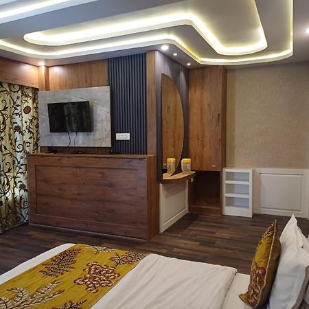 Hotel Manora Palace Srīnagar 외부 사진
