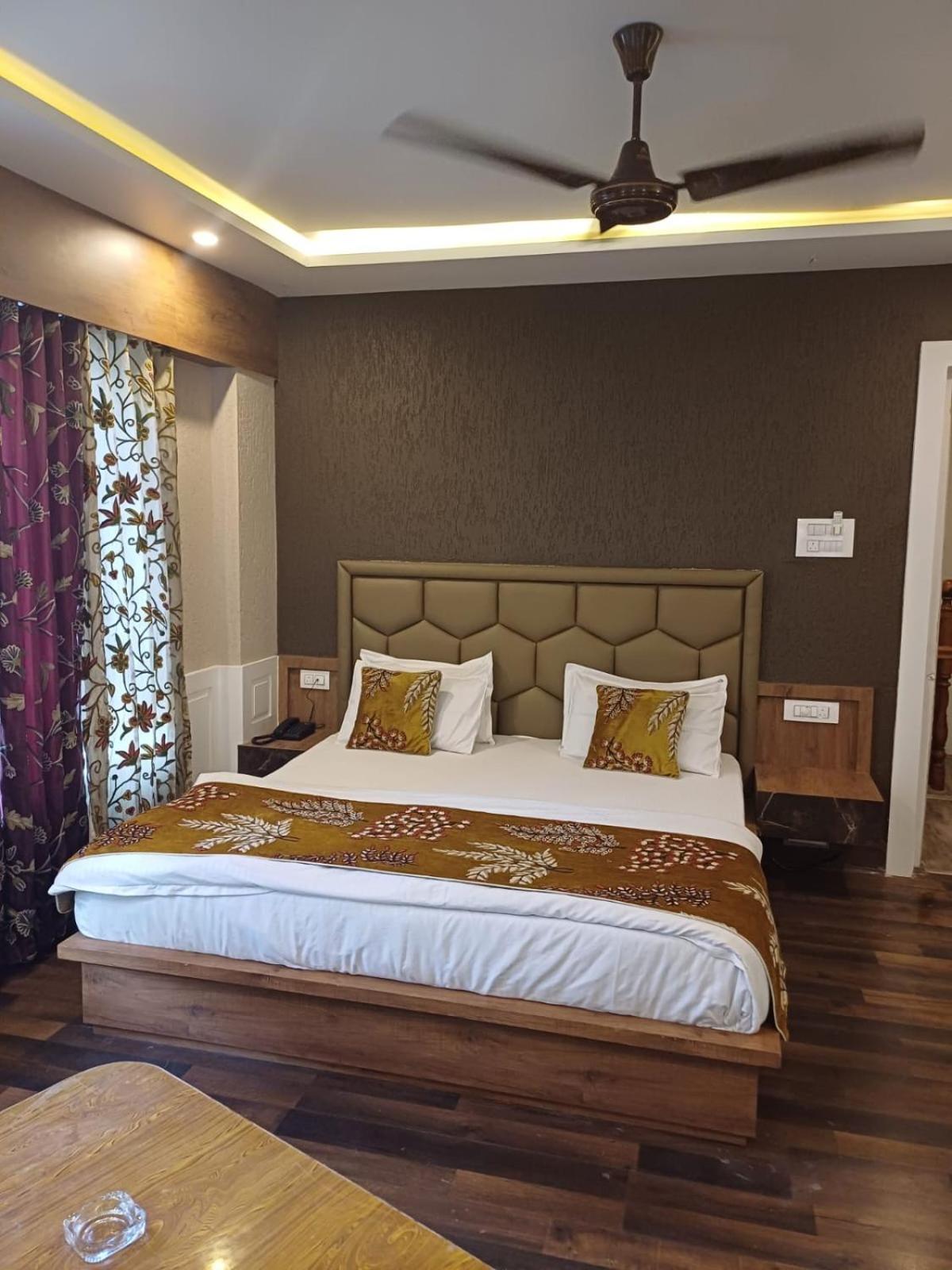 Hotel Manora Palace Srīnagar 외부 사진