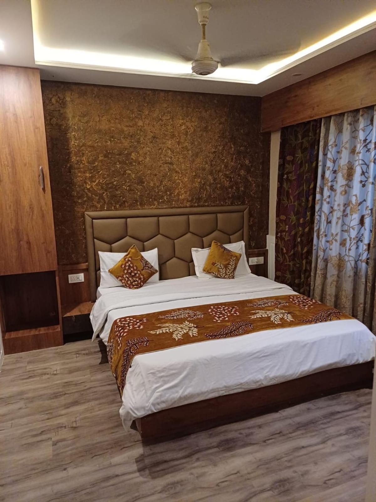Hotel Manora Palace Srīnagar 외부 사진