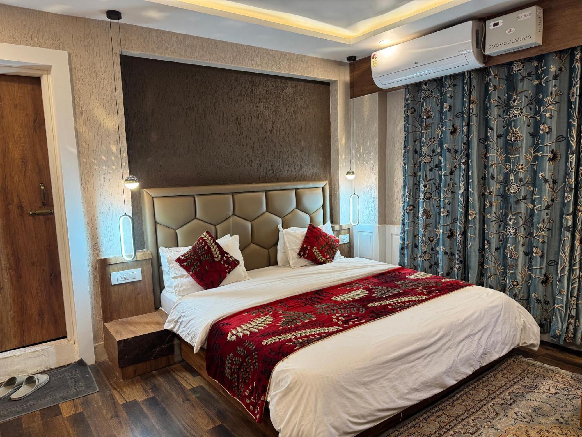Hotel Manora Palace Srīnagar 외부 사진